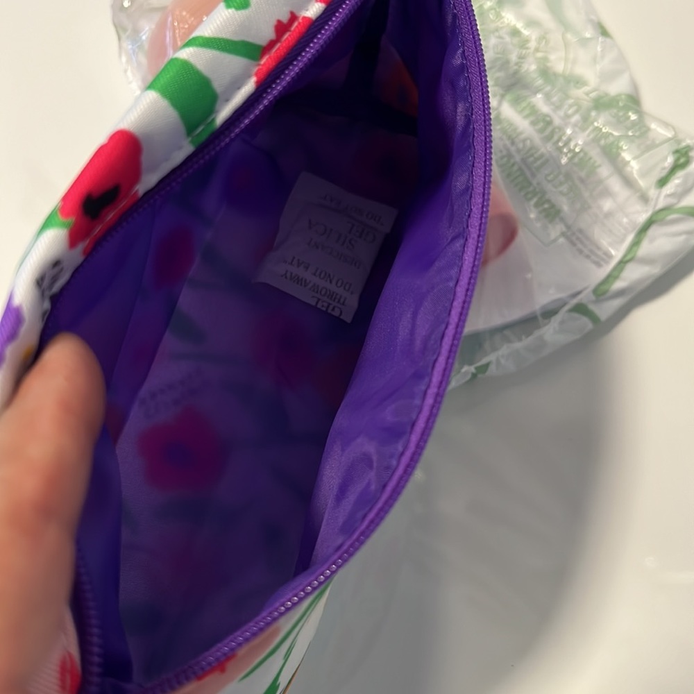 CLINQUE Make up bag with some make up Together - Picture 12 of 12